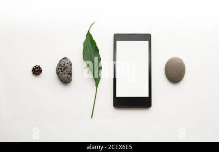 Mockup Handy kreativen Layout. Flaches Smartphone, leeres Notizpapier. Weißer Tabellenhintergrund. Leeres Nachbau Papier und Bildschirm Smartphone. Unternehmen Stockfoto