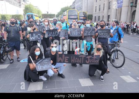 Deliveroo-Fahrer und -Radfahrer halten eine Mahnwache in der O'Connell Street in Dublin für den Brasilianer Deliveroo-Fahrer Thiago Cortes, 28, der starb, nachdem er am Montagabend auf dem North Wall Quay von einem Auto getroffen wurde. Stockfoto