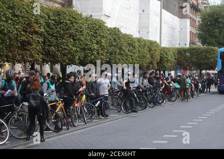 Deliveroo-Fahrer und -Radfahrer halten eine Mahnwache in der O'Connell Street in Dublin für den Brasilianer Deliveroo-Fahrer Thiago Cortes, 28, der starb, nachdem er am Montagabend auf dem North Wall Quay von einem Auto getroffen wurde. Stockfoto