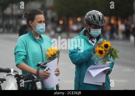 Deliveroo-Fahrer und -Radfahrer halten eine Mahnwache in der O'Connell Street in Dublin für den Brasilianer Deliveroo-Fahrer Thiago Cortes, 28, der starb, nachdem er am Montagabend auf dem North Wall Quay von einem Auto getroffen wurde. Stockfoto