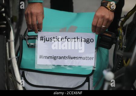 Deliveroo-Fahrer und -Radfahrer halten eine Mahnwache in der O'Connell Street in Dublin für den Brasilianer Thiago Cortes, 28, der starb, nachdem er am Montagabend beim Radfahren am North Wall Quay von einem Auto getroffen wurde. Stockfoto