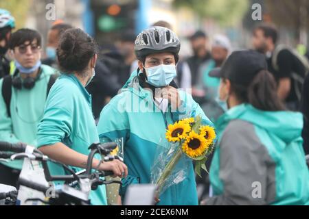 Deliveroo-Fahrer und -Radfahrer halten eine Mahnwache in der O'Connell Street in Dublin für den Brasilianer Deliveroo-Fahrer Thiago Cortes, 28, der starb, nachdem er am Montagabend auf dem North Wall Quay von einem Auto getroffen wurde. Stockfoto