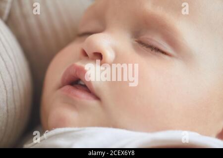 Horizontale Nahaufnahme des schlafenden Gesichts des kaukasischen Jungen mit Sein Mund öffnet sich Stockfoto