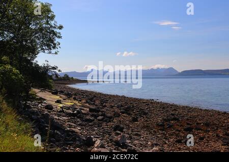 Blick von Shore Street, Applecross auf die Isle of Skye an einem sonnigen Tag. West Highlands, Schottland, Großbritannien. Stockfoto