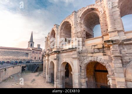 Die Straße Blick auf die römischen Ruinen in Arles, Provence, bei Sonnenuntergang. Stockfoto