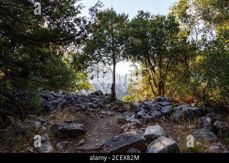 Blick von den antiken Ruinen von Termessos oder Thermessos im Taurusgebirge, Provinz Antalya, Türkei. Termessos Antike Stadt. Stockfoto