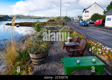 Strandpromenade mit Landschaftsgestaltung und Blumen im Dorf Charlestown auf Gairloch, Wester Ross, Schottland, Großbritannien Stockfoto
