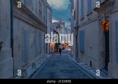 Die Straße Blick auf die römischen Ruinen in Arles, Provence, bei Sonnenuntergang. Stockfoto