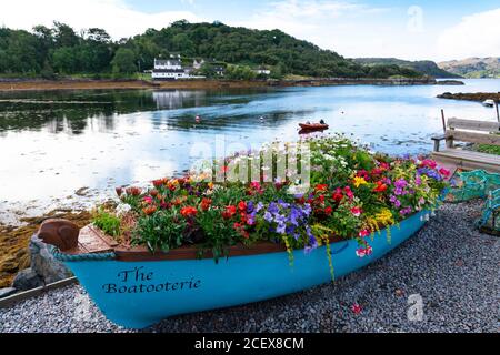 Strandpromenade mit Landschaftsgestaltung und Blumen im Dorf Charlestown auf Gairloch, Wester Ross, Schottland, Großbritannien Stockfoto