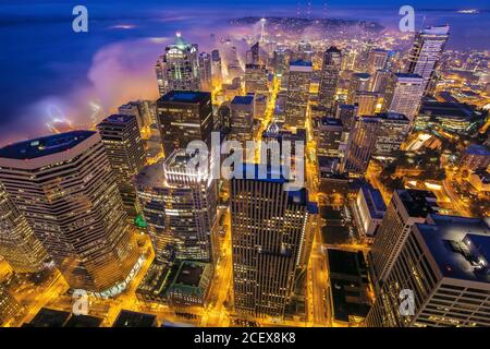 Weite Stadtansicht Downtown Seattle von oben im Mist Stockfoto
