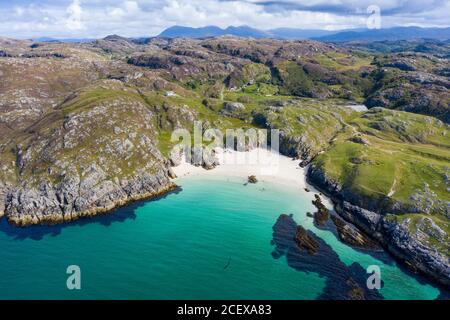 Luftaufnahme des Strandes von Achmelvich in Sutherland, Highland Region of Scotland, UK Stockfoto