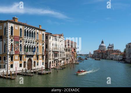 Venedig, Canal Grande, Santa Maria della Salute, 17. Jahrhundert, von Baldassare Longhena erbaut, Blick von der Ponte dell’ Accademia, Links der Palaz Stockfoto