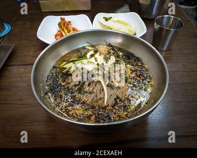 MAK-guksu. Koreanische Buchweizen Nudelgericht in einer gekühlten Brühe und mit Sesamöl oder Essig serviert. Lokale Spezialität der Provinz Gangwon in Korea. Stockfoto