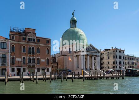 Venedig, Canal Grande, San Simeone Piccolo, 1718 -1738 von Giovanni Antonio Scalfarotto erbaut Stockfoto