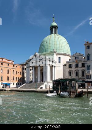 Venedig, Canal Grande, San Simeone Piccolo, 1718 -1738 von Giovanni Antonio Scalfarotto erbaut Stockfoto