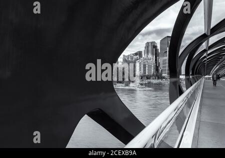 Downtown Calgary durch die Struktur der Peace Bridge an der Prince's Island Park, Alberta, Kanada gesehen. Stockfoto
