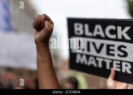 Detail einer geballten Faust mit Protestschild hinter der Million People March, London, 30. August 2020 Stockfoto