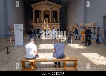 Nach monatelanger Schließung während der Coronavirus-Pandemie wieder eröffnet, genießen einige der ersten Besucher, die Freikarten vorgebucht haben, wieder einmal den Blick auf das Nereid Monument (erbaut 390-380BC und restauriert in den 1960er Jahren) und andere historische Artefakte im British Museum, am 2. September 2020, in London, England. Stockfoto