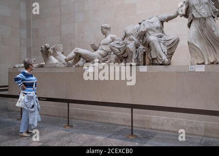 Nach monatelanger Schließung während der Coronavirus-Pandemie wurde einer der ersten Besucher, die kostenlose Tickets im Voraus gebucht haben, wieder einmal die antiken griechischen Parthenon (Elgin) Marbles Metope und andere historische Artefakte im British Museum am 2. September 2020 in London, England, genießen. Stockfoto