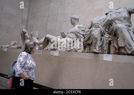 Nach monatelanger Schließung während der Coronavirus-Pandemie wurde einer der ersten Besucher, die kostenlose Tickets im Voraus gebucht haben, wieder einmal die antiken griechischen Parthenon (Elgin) Marbles Metope und andere historische Artefakte im British Museum am 2. September 2020 in London, England, genießen. Stockfoto