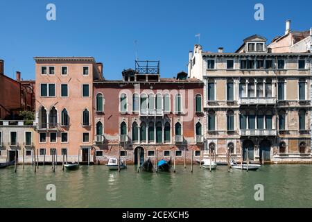 Venedig, Paläste am Canal Grande; Palazzo Tiepolo Passi (auch Palazzetto Tiepolo, Palazzo Tiepoletto Passi oder Ca' Tiepoletto Passi), Mitte: Palazzo Soranzo Pisani, Links Palazzo Tiepolo Stockfoto