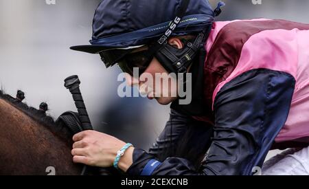 Saffie Osborne an Bord von Jupiter auf dem Weg zum Gewinn des Betway Apprentice Handicap auf der Lingfield Park Racecourse. Stockfoto