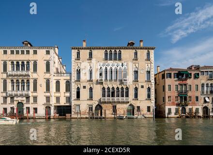 Venedig, Palast am Canal Grande; von links nach rechts: Palazzo Querini Dubois, Palazzo Bernardo di Canal, Casa Sicher. Stockfoto