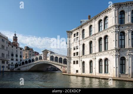 Venedig, Paläste am Canal Grande; Palazzo dei Camerlenghi, zwischen 1525 und 1528 nach Plänen von Guglielmo dei Grigi errichtet, inspiriert von Mauro Codussi und Pietro Lombardo, links die Rialtobrücke (Ponte di Rialto) Stockfoto