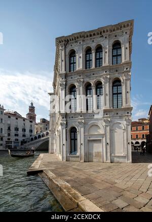 Venedig, Paläste am Canal Grande; Palazzo dei Camerlenghi, zwischen 1525 und 1528 nach Plänen von Guglielmo dei Grigi errichtet, inspiriert von Mauro Codussi und Pietro Lombardo, links die Rialtobrücke (Ponte di Rialto) Stockfoto