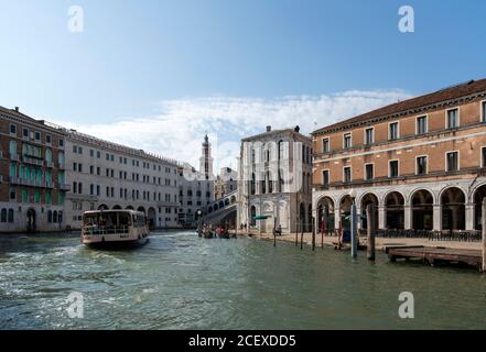 Venedig, Paläste am Canal Grande; Palazzo dei Camerlenghi, zwischen 1525 und 1528 nach Plänen von Guglielmo dei Grigi errichtet, inspiriert von Mauro Codussi und Pietro Lombardo, links die Rialtobrücke (Ponte di Rialto) Stockfoto