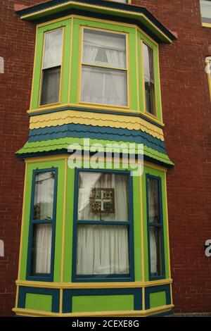 Erkerfenster im alten Backsteinhaus in der Innenstadt von Gettysburg, PA, USA Stockfoto