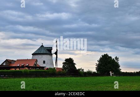 Alte Windmühle in der Tschechischen Republik mit stürmischem Himmel, Sonnenuntergang Stockfoto