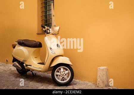 Oldtimer-Motorrad in einer engen Kopfsteinpflasterstraße im Zentrum von Rom Stockfoto