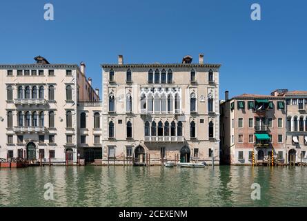 Venedig, Canal Grande, Palazzo Bernardo di Canal, auch Palazzo Bernardo, 1. 15. Jahrhundert, links Palazzo Querini Dubois, rechts Casa Sicher. Stockfoto