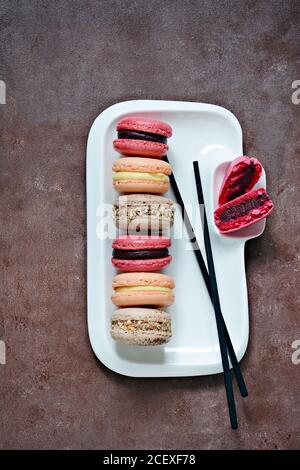 Französische Macarons Kuchen auf einer rechteckigen Schale. Bunte kleine französische Kuchen. Draufsicht. Stockfoto