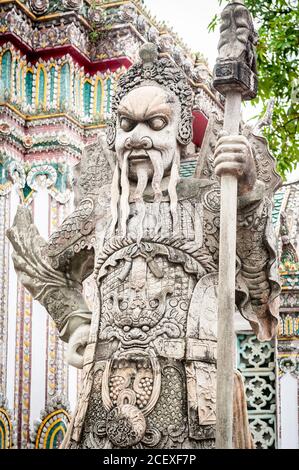 Kunstvolle Steinskulpturen von Tieren und Kriegern im Wat Pho Tempel des Reclining Buddha, Bangkok, Thailand. Stockfoto