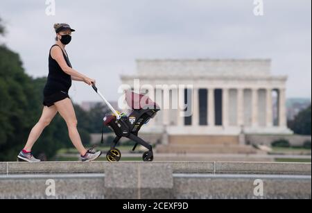 Washington, Usa. September 2020. Eine Frau trägt eine Maske, als sie am Mittwoch, den 2. September 2020, einen Kinderwagen in die Nähe des Lincoln Memorial in Washington, DC schiebt. Foto von Kevin Dietsch/UPI Kredit: UPI/Alamy Live News Stockfoto