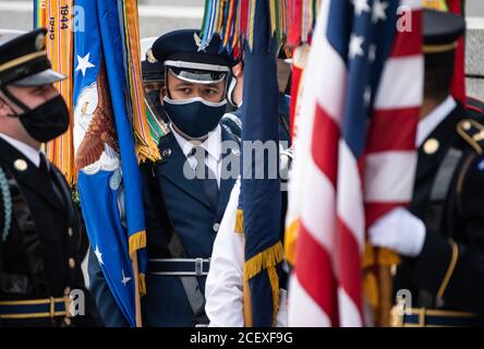 Washington, Usa. September 2020. Ein Ehrenwächter, der eine Maske trägt, um sich vor COVID-19 zu schützen, bereitet sich auf eine Zeremonie im National World war II Memorial zum 75. Jahrestag des V-J Day, dem Ende des Zweiten Weltkriegs, in Washington, DC am Mittwoch, 2. September 2020 vor. Foto von Kevin Dietsch/UPI Kredit: UPI/Alamy Live News Stockfoto