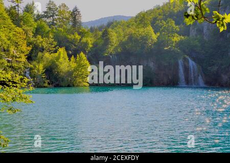Plitvice, Kroatien-Juli 2019. Nationalpark Plitvicer Seen, schöne Landschaft mit Wasserfällen, Seen und Wald, Kroatien. Familienziel Stockfoto
