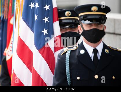 Washington, Usa. September 2020. Ein Ehrenwächter, der eine Maske trägt, um sich vor COVID-19 zu schützen, bereitet sich auf eine Zeremonie im National World war II Memorial zum 75. Jahrestag des V-J Day, dem Ende des Zweiten Weltkriegs, in Washington, DC am Mittwoch, 2. September 2020 vor. Foto von Kevin Dietsch/UPI Kredit: UPI/Alamy Live News Stockfoto