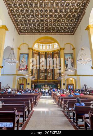 Innenraum der Kathedrale des Heiligen Erlösers, San Salvador, El Salvador. Im Inneren der Catedral Metropolitana de Sal Salvador in Mittelamerika. Stockfoto