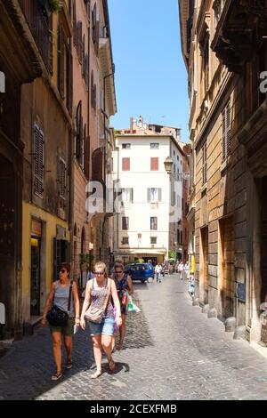 ROM,ITALIEN - JULI 21,2017 : Städtische Szene in einer engen Kopfsteinpflasterstraße im Zentrum von Rom Stockfoto