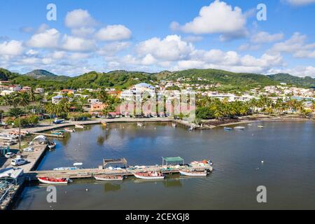 Karibische Strände sind wegen der Sargassum-Algen im Niedergang. Zäune werden im Meerinstalliert Dies ist der Fall hier in der Stadt Vauclin auf Martinique. Stockfoto