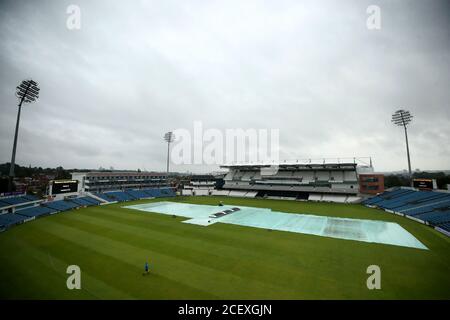 Ein Pitch Cover ist auf, wenn der Regen fällt vor dem Vitality T20 Blast Match im Emerald Headingley, Leeds. Stockfoto