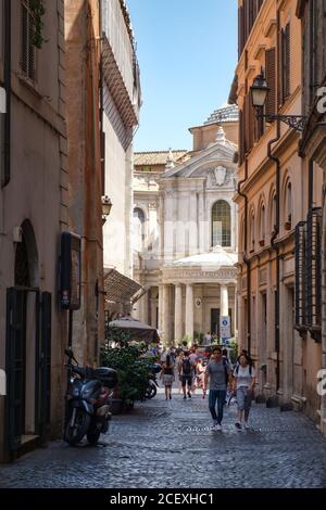 ROM,ITALIEN - JULI 21,2017 : Städtische Szene mit einer alten Kirche in einer engen Kopfsteinpflasterstraße im Zentrum von Rom Stockfoto