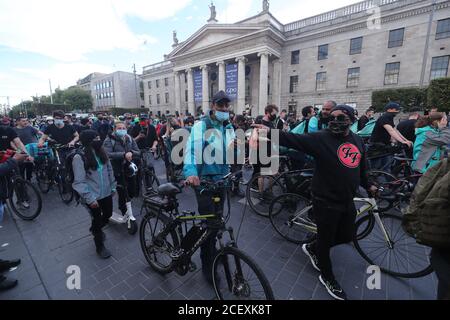 Deliveroo-Fahrer und -Radfahrer halten eine Mahnwache in der O'Connell Street in Dublin für den Brasilianer Deliveroo-Fahrer Thiago Cortes, 28, der starb, nachdem er am Montagabend auf dem North Wall Quay von einem Auto getroffen wurde. Stockfoto