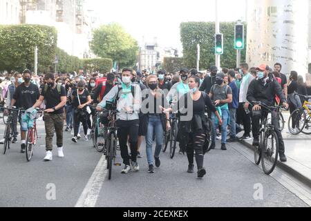 Deliveroo-Fahrer und -Radfahrer halten eine Mahnwache in der O'Connell Street in Dublin für den Brasilianer Deliveroo-Fahrer Thiago Cortes, 28, der starb, nachdem er am Montagabend auf dem North Wall Quay von einem Auto getroffen wurde. Stockfoto