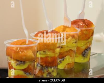 Rum baba, traditionelles neapolitanisches Dessert mit Zitronenlikörcreme, fertig zum Verzehr Stockfoto