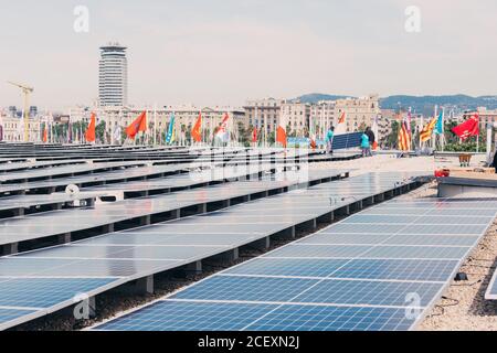 Reihen von modernen Solarbatterien installiert im Hof der zeitgenössischen Pflanze an sonnigen Tag Stockfoto