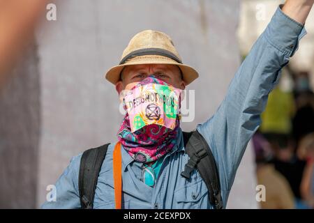 Männliche Auslöschung Rebellion Protestant, trägt einen Hut und Gesichtsmaske, Demonstration auf dem Parliament Square. London, England, Großbritannien Stockfoto